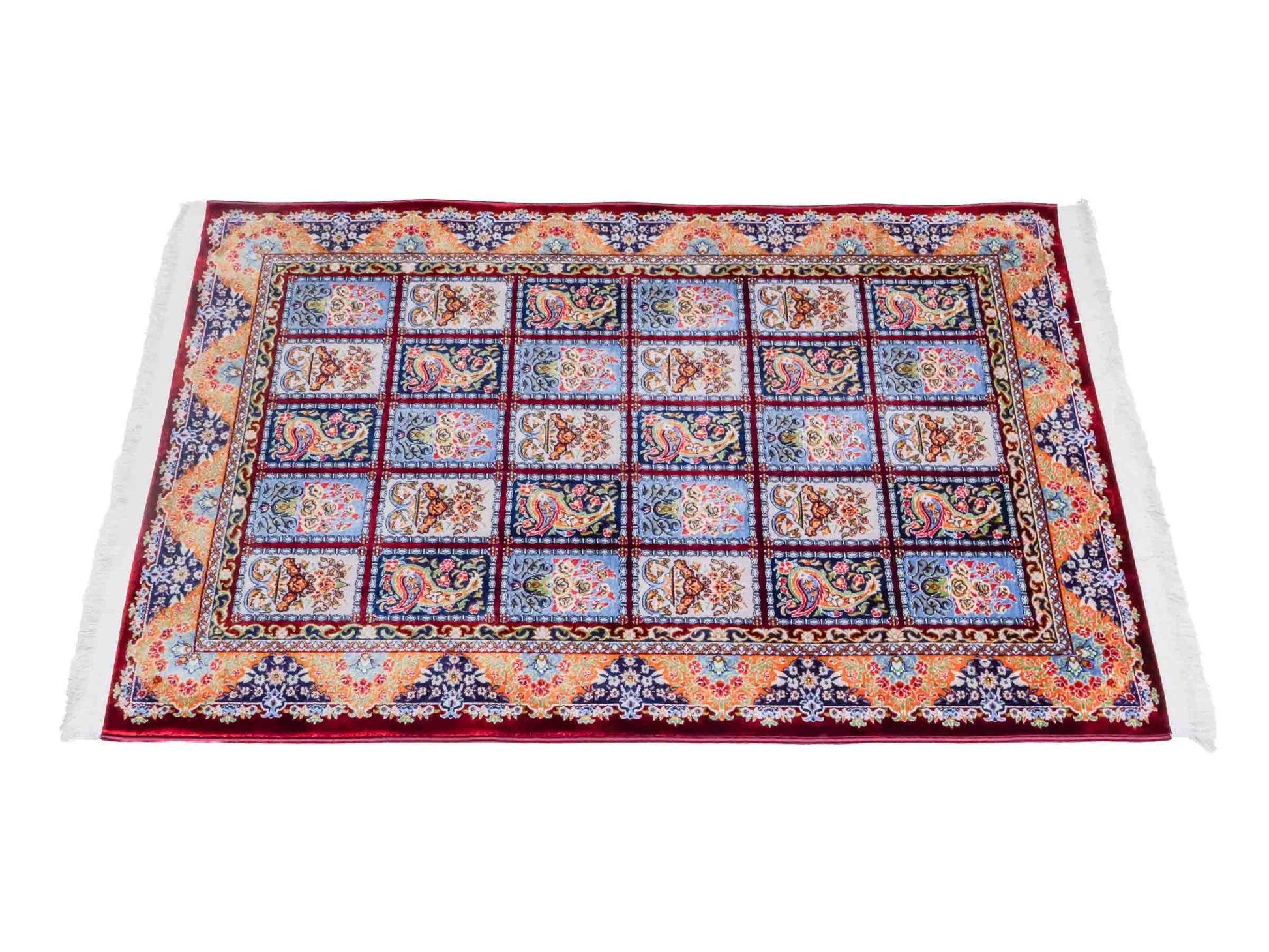 Ghom Maschinenteppich "Ferdowsi" 90 x 60 cm aus pflanzlicher Seide (Viskose) mit Feldmuster, Rot. Teppichnummer: V30RD054M. Persian Luxury Collection by Khademi. Made in Iran / Persia – Vertrieb durch JUPITER Intl.
