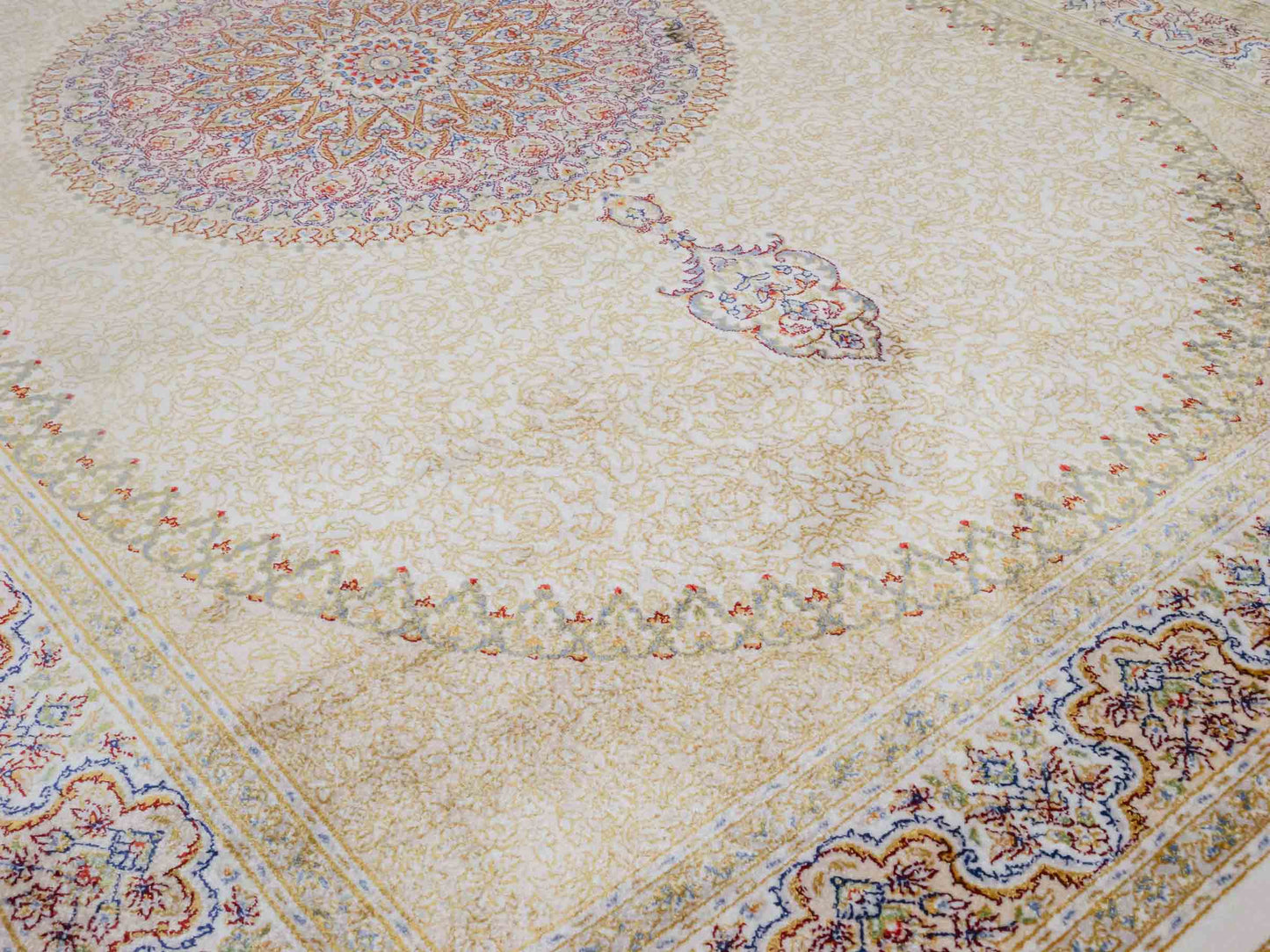 Ghom Maschinenteppich "Fereydun" 120 x 80 cm aus pflanzlicher Seide (Viskose) mit Medaillon, Cremeweiß. Teppichnummer: V28CR096M. Persian Luxury Collection by Khademi. Made in Iran / Persia – Vertrieb durch JUPITER Intl.