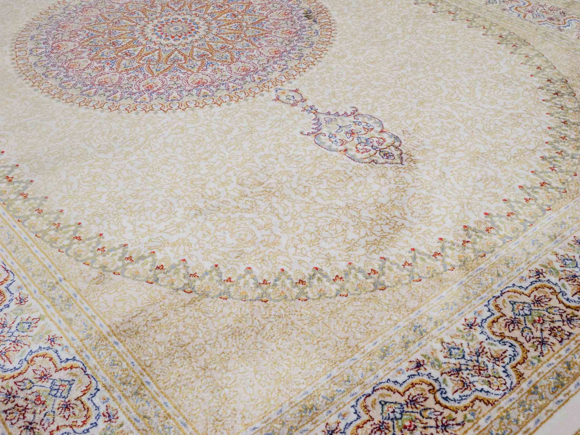 Ghom Maschinenteppich "Fereydun" 120 x 80 cm aus pflanzlicher Seide (Viskose) mit Medaillon, Cremeweiß. Teppichnummer: V28CR096M. Persian Luxury Collection by Khademi. Made in Iran / Persia – Vertrieb durch JUPITER Intl.