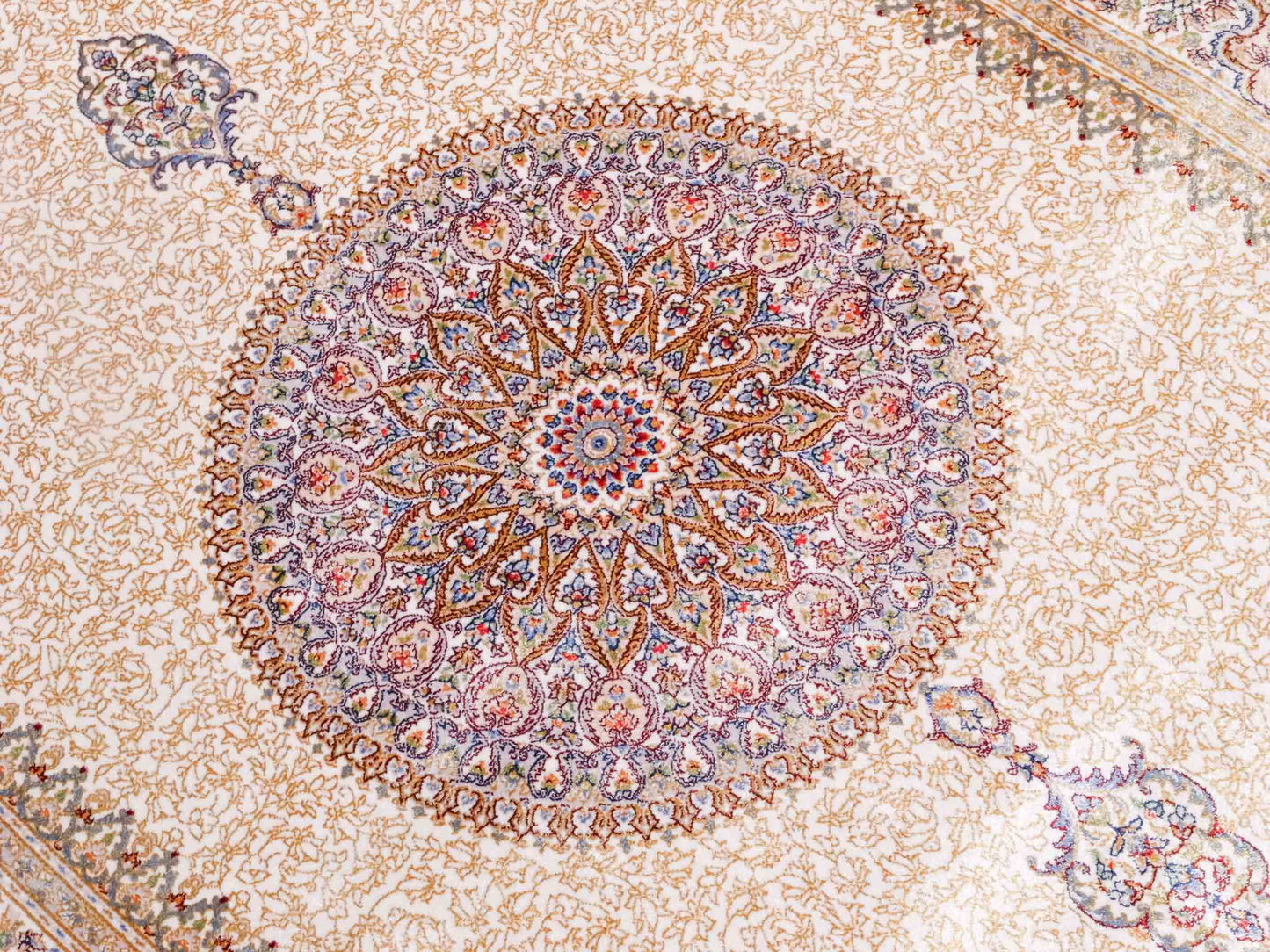 Ghom Maschinenteppich "Fereydun" 120 x 80 cm aus pflanzlicher Seide (Viskose) mit Medaillon, Cremeweiß. Teppichnummer: V28CR096M. Persian Luxury Collection by Khademi. Made in Iran / Persia – Vertrieb durch JUPITER Intl.
