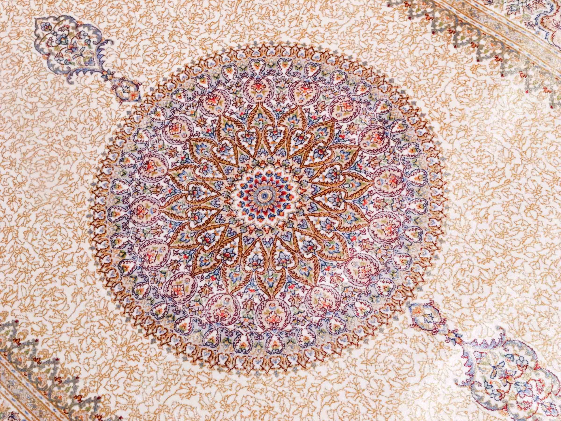 Ghom Maschinenteppich "Fereydun" 120 x 80 cm aus pflanzlicher Seide (Viskose) mit Medaillon, Cremeweiß. Teppichnummer: V28CR096M. Persian Luxury Collection by Khademi. Made in Iran / Persia – Vertrieb durch JUPITER Intl.