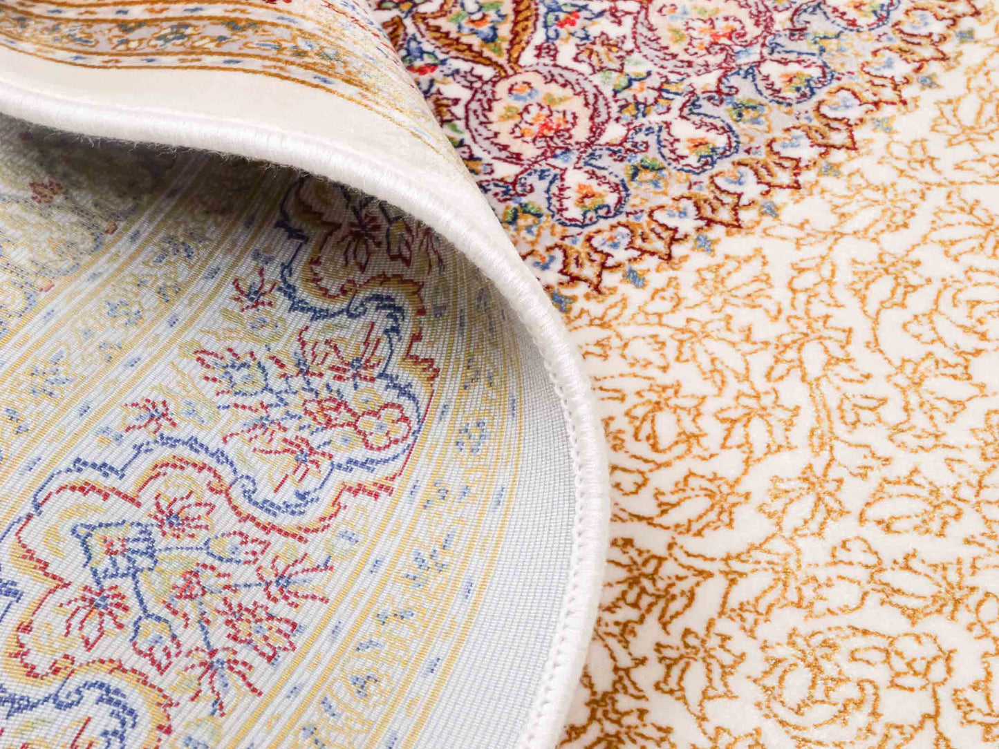 Ghom Maschinenteppich "Fereydun" 120 x 80 cm aus pflanzlicher Seide (Viskose) mit Medaillon, Cremeweiß. Teppichnummer: V28CR096M. Persian Luxury Collection by Khademi. Made in Iran / Persia – Vertrieb durch JUPITER Intl.