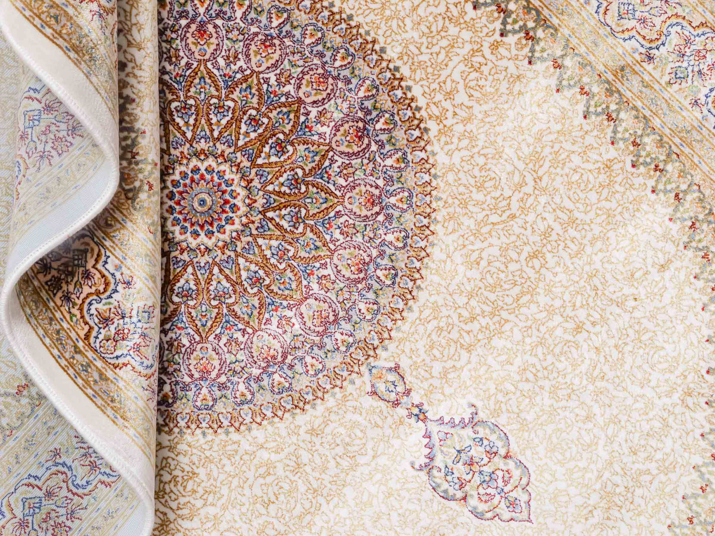 Ghom Maschinenteppich "Fereydun" 120 x 80 cm aus pflanzlicher Seide (Viskose) mit Medaillon, Cremeweiß. Teppichnummer: V28CR096M. Persian Luxury Collection by Khademi. Made in Iran / Persia – Vertrieb durch JUPITER Intl.
