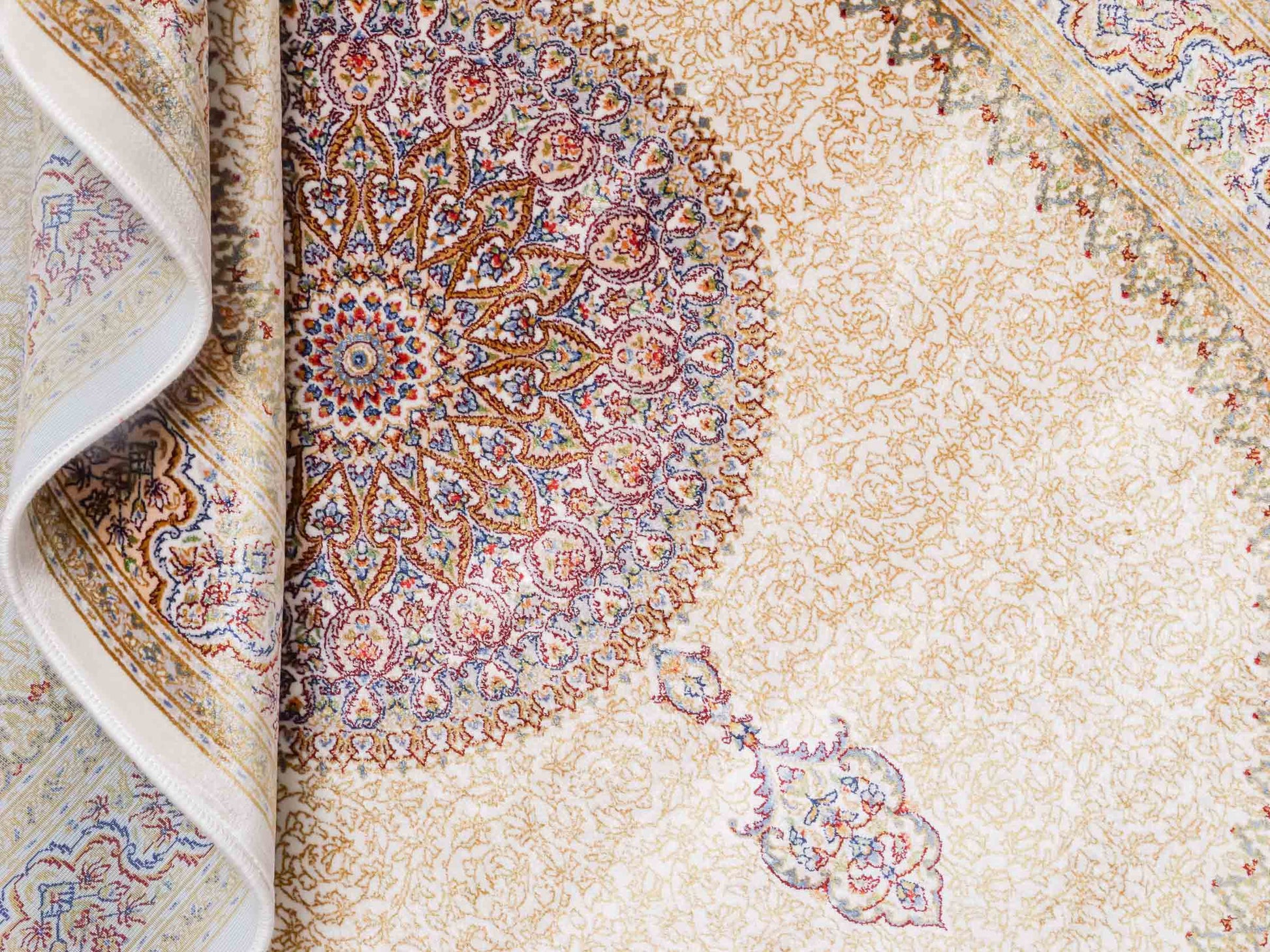 Ghom Maschinenteppich "Fereydun" 120 x 80 cm aus pflanzlicher Seide (Viskose) mit Medaillon, Cremeweiß. Teppichnummer: V28CR096M. Persian Luxury Collection by Khademi. Made in Iran / Persia – Vertrieb durch JUPITER Intl.