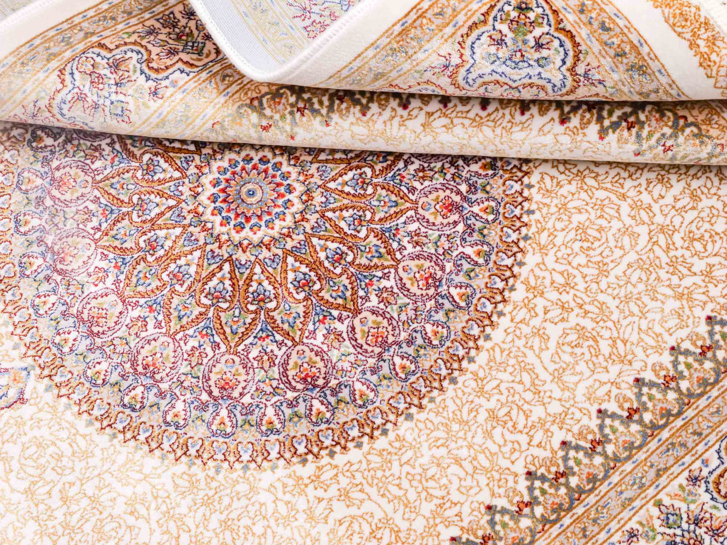 Ghom Maschinenteppich "Fereydun" 120 x 80 cm aus pflanzlicher Seide (Viskose) mit Medaillon, Cremeweiß. Teppichnummer: V28CR096M. Persian Luxury Collection by Khademi. Made in Iran / Persia – Vertrieb durch JUPITER Intl.
