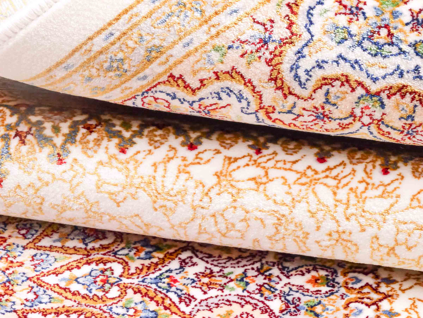 Ghom Maschinenteppich "Fereydun" 120 x 80 cm aus pflanzlicher Seide (Viskose) mit Medaillon, Cremeweiß. Teppichnummer: V28CR096M. Persian Luxury Collection by Khademi. Made in Iran / Persia – Vertrieb durch JUPITER Intl.