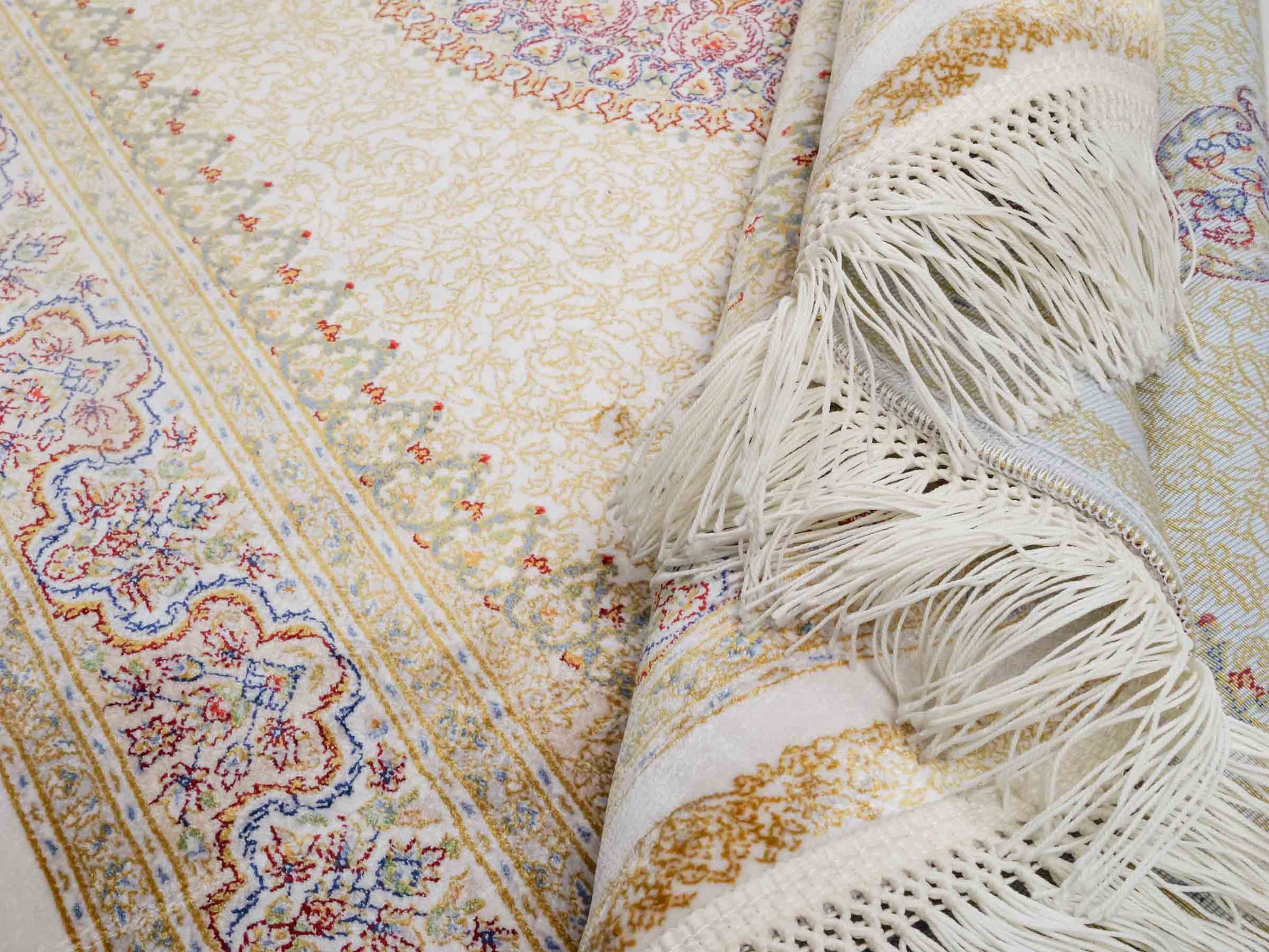 Ghom Maschinenteppich "Fereydun" 120 x 80 cm aus pflanzlicher Seide (Viskose) mit Medaillon, Cremeweiß. Teppichnummer: V28CR096M. Persian Luxury Collection by Khademi. Made in Iran / Persia – Vertrieb durch JUPITER Intl.