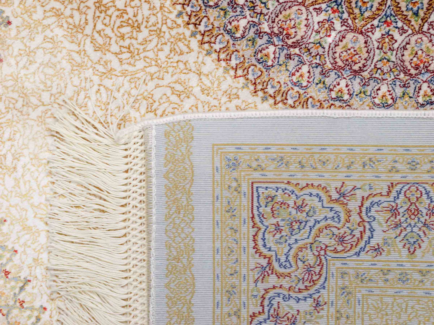 Ghom Maschinenteppich "Fereydun" 120 x 80 cm aus pflanzlicher Seide (Viskose) mit Medaillon, Cremeweiß. Teppichnummer: V28CR096M. Persian Luxury Collection by Khademi. Made in Iran / Persia – Vertrieb durch JUPITER Intl.