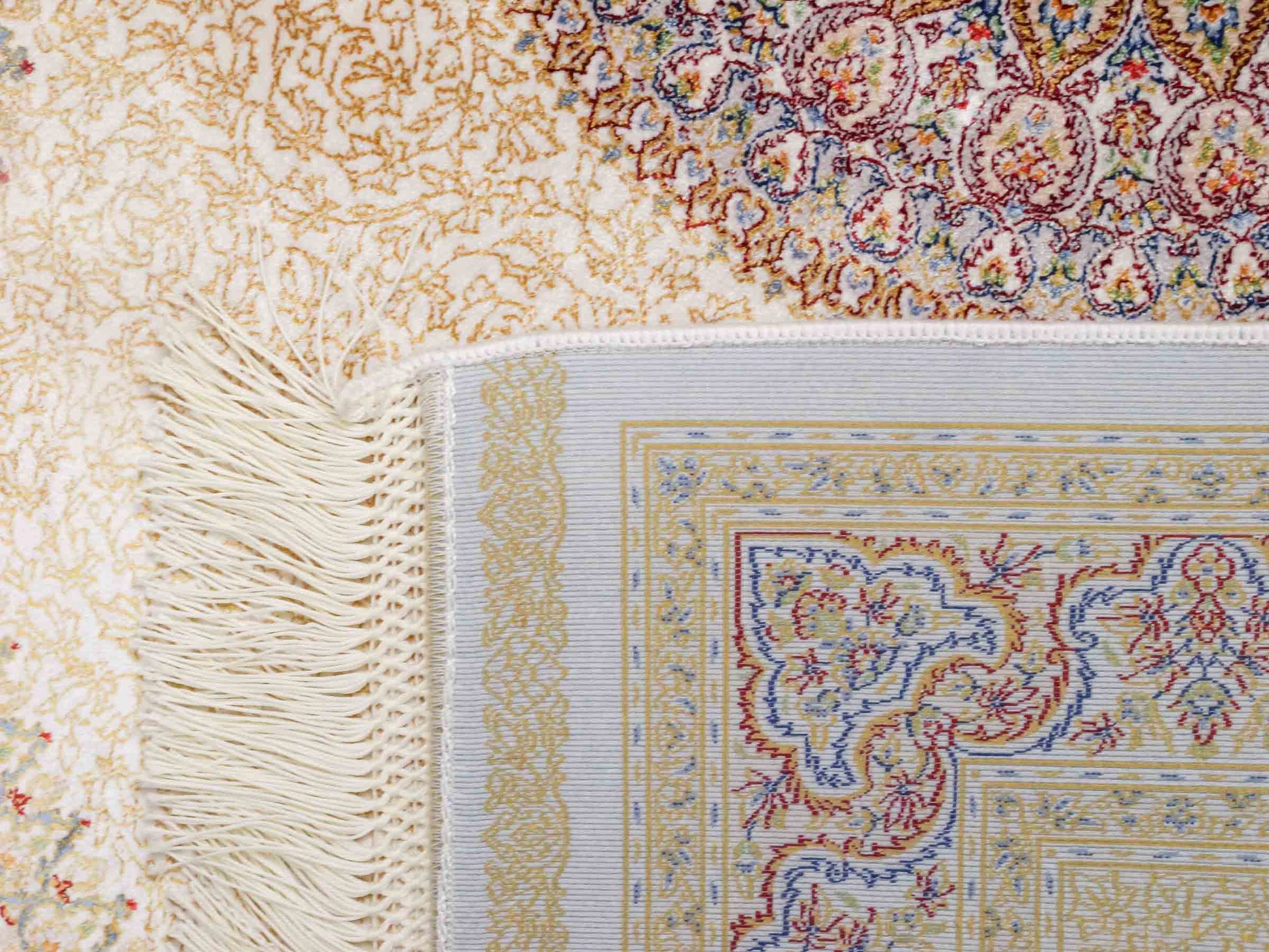 Ghom Maschinenteppich "Fereydun" 120 x 80 cm aus pflanzlicher Seide (Viskose) mit Medaillon, Cremeweiß. Teppichnummer: V28CR096M. Persian Luxury Collection by Khademi. Made in Iran / Persia – Vertrieb durch JUPITER Intl.