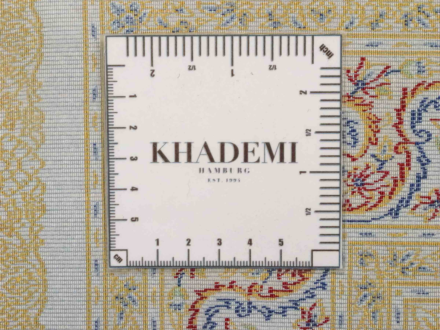 Ghom Maschinenteppich "Fereydun" 120 x 80 cm aus pflanzlicher Seide (Viskose) mit Medaillon, Cremeweiß. Teppichnummer: V28CR096M. Persian Luxury Collection by Khademi. Made in Iran / Persia – Vertrieb durch JUPITER Intl.