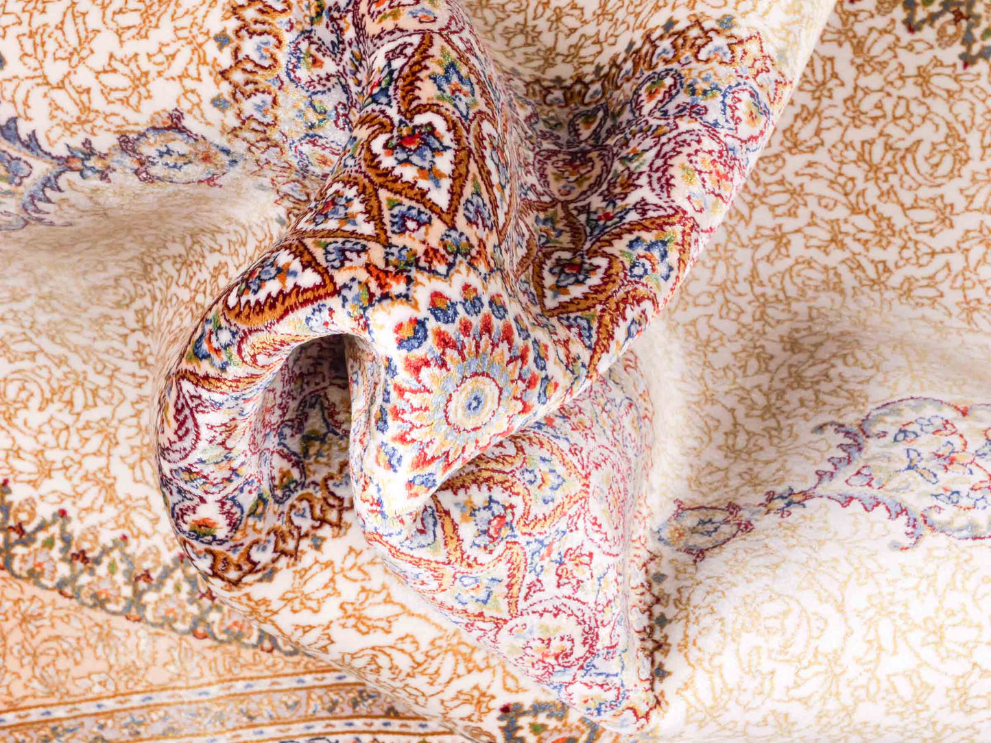Ghom Maschinenteppich "Fereydun" 120 x 80 cm aus pflanzlicher Seide (Viskose) mit Medaillon, Cremeweiß. Teppichnummer: V28CR096M. Persian Luxury Collection by Khademi. Made in Iran / Persia – Vertrieb durch JUPITER Intl.