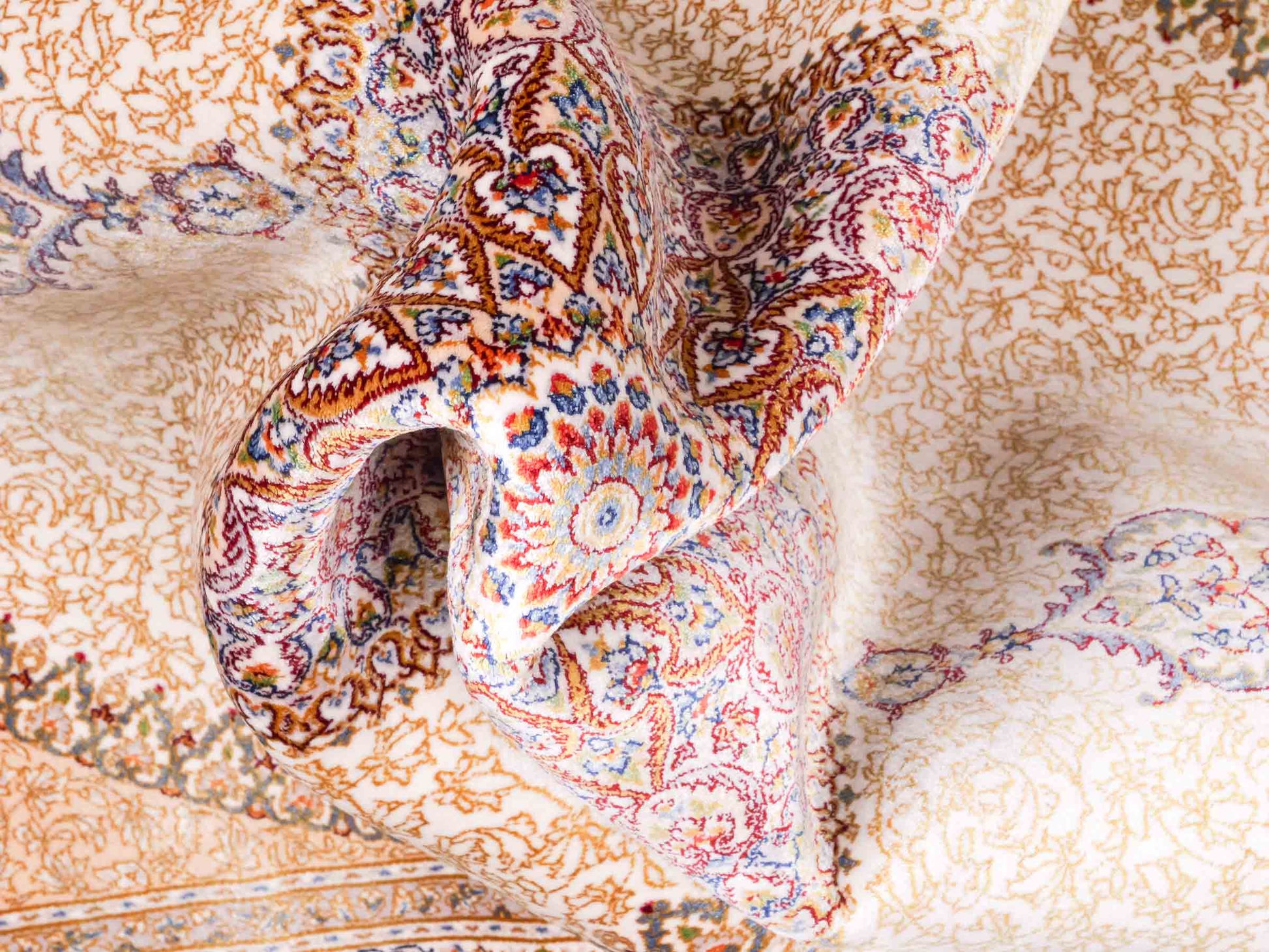 Ghom Maschinenteppich "Fereydun" 120 x 80 cm aus pflanzlicher Seide (Viskose) mit Medaillon, Cremeweiß. Teppichnummer: V28CR096M. Persian Luxury Collection by Khademi. Made in Iran / Persia – Vertrieb durch JUPITER Intl.
