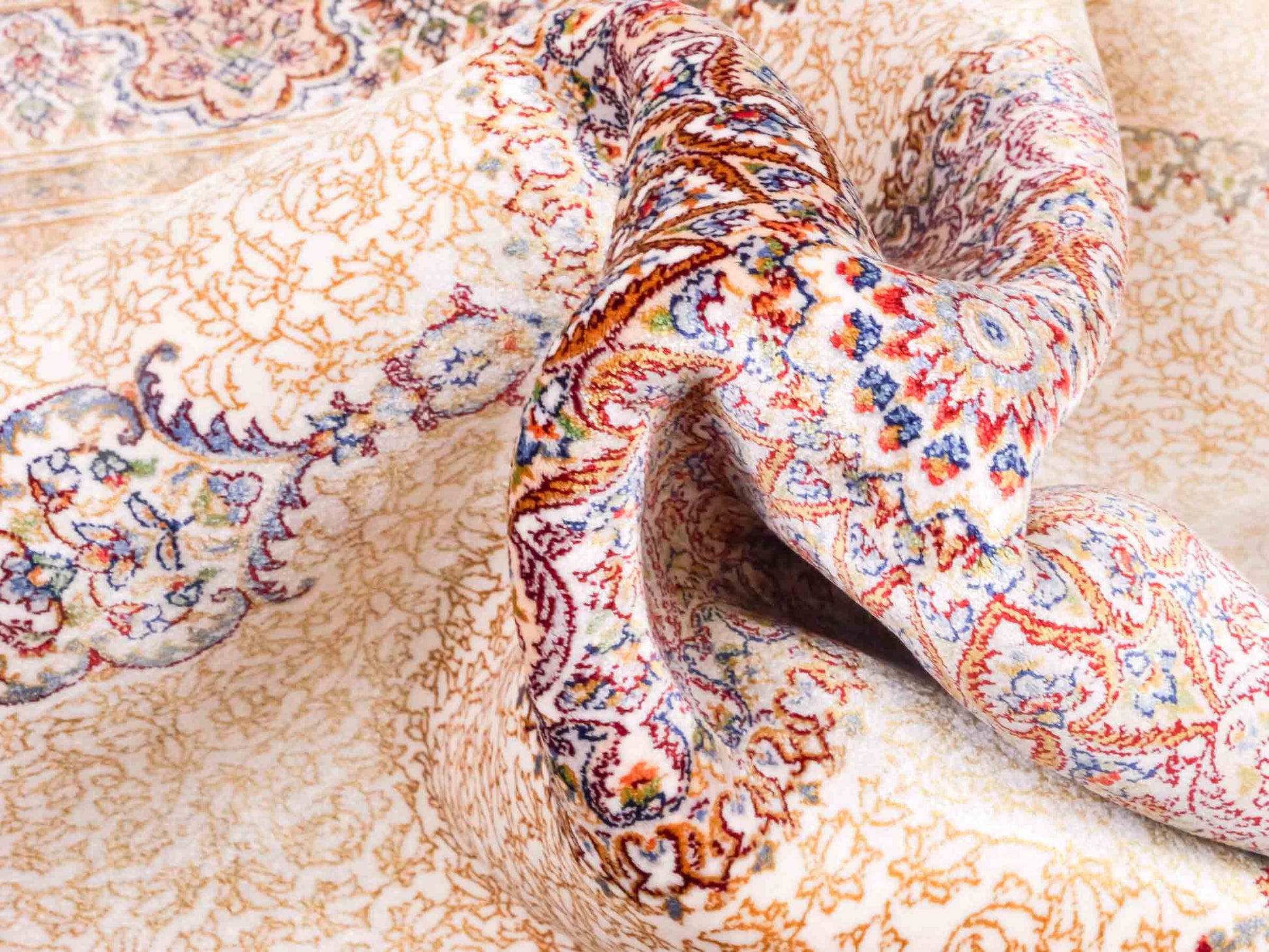 Ghom Maschinenteppich "Fereydun" 120 x 80 cm aus pflanzlicher Seide (Viskose) mit Medaillon, Cremeweiß. Teppichnummer: V28CR096M. Persian Luxury Collection by Khademi. Made in Iran / Persia – Vertrieb durch JUPITER Intl.