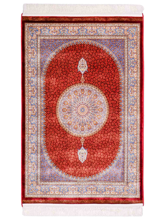 Ghom Maschinenteppich "Fereydun" 120 x 80 cm aus pflanzlicher Seide (Viskose) mit Medaillon, Rot-Orange. Teppichnummer: V28RD096M. Persian Luxury Collection by Khademi. Made in Iran / Persia – Vertrieb durch JUPITER Intl.