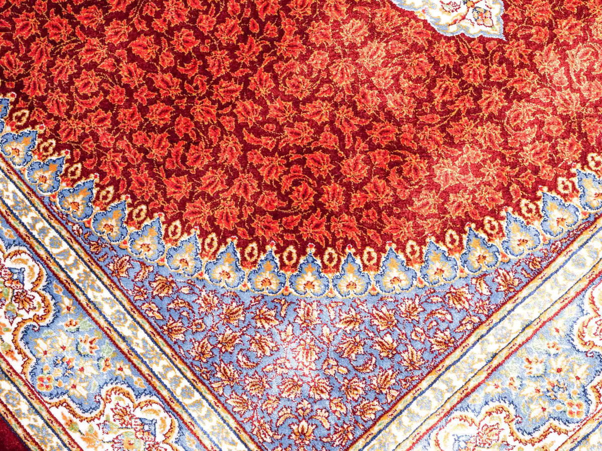 Ghom Maschinenteppich "Fereydun" 120 x 80 cm aus pflanzlicher Seide (Viskose) mit Medaillon, Rot-Orange. Teppichnummer: V28RD096M. Persian Luxury Collection by Khademi. Made in Iran / Persia – Vertrieb durch JUPITER Intl.