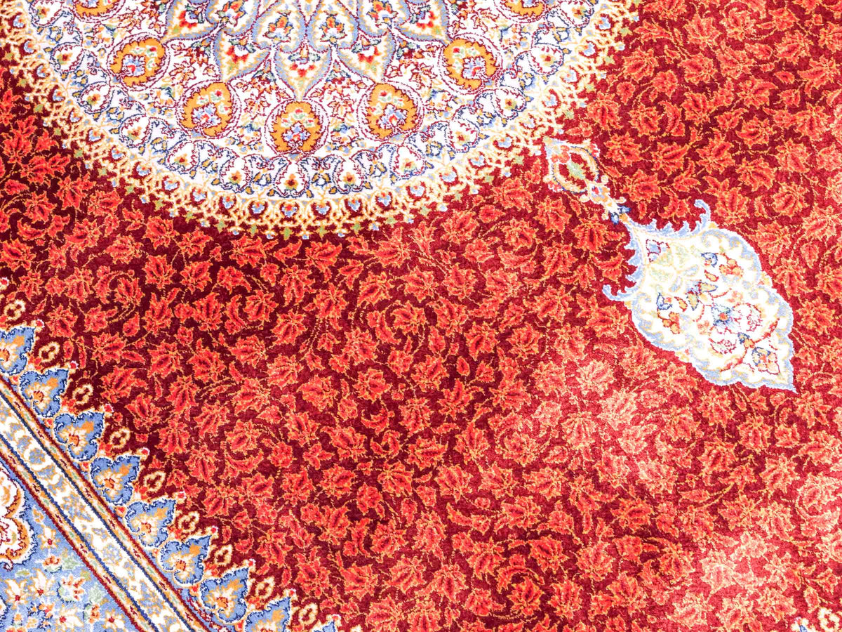 Ghom Maschinenteppich "Fereydun" 120 x 80 cm aus pflanzlicher Seide (Viskose) mit Medaillon, Rot-Orange. Teppichnummer: V28RD096M. Persian Luxury Collection by Khademi. Made in Iran / Persia – Vertrieb durch JUPITER Intl.