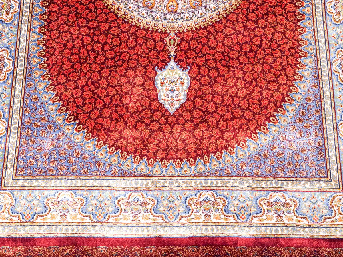 Ghom Maschinenteppich "Fereydun" 120 x 80 cm aus pflanzlicher Seide (Viskose) mit Medaillon, Rot-Orange. Teppichnummer: V28RD096M. Persian Luxury Collection by Khademi. Made in Iran / Persia – Vertrieb durch JUPITER Intl.