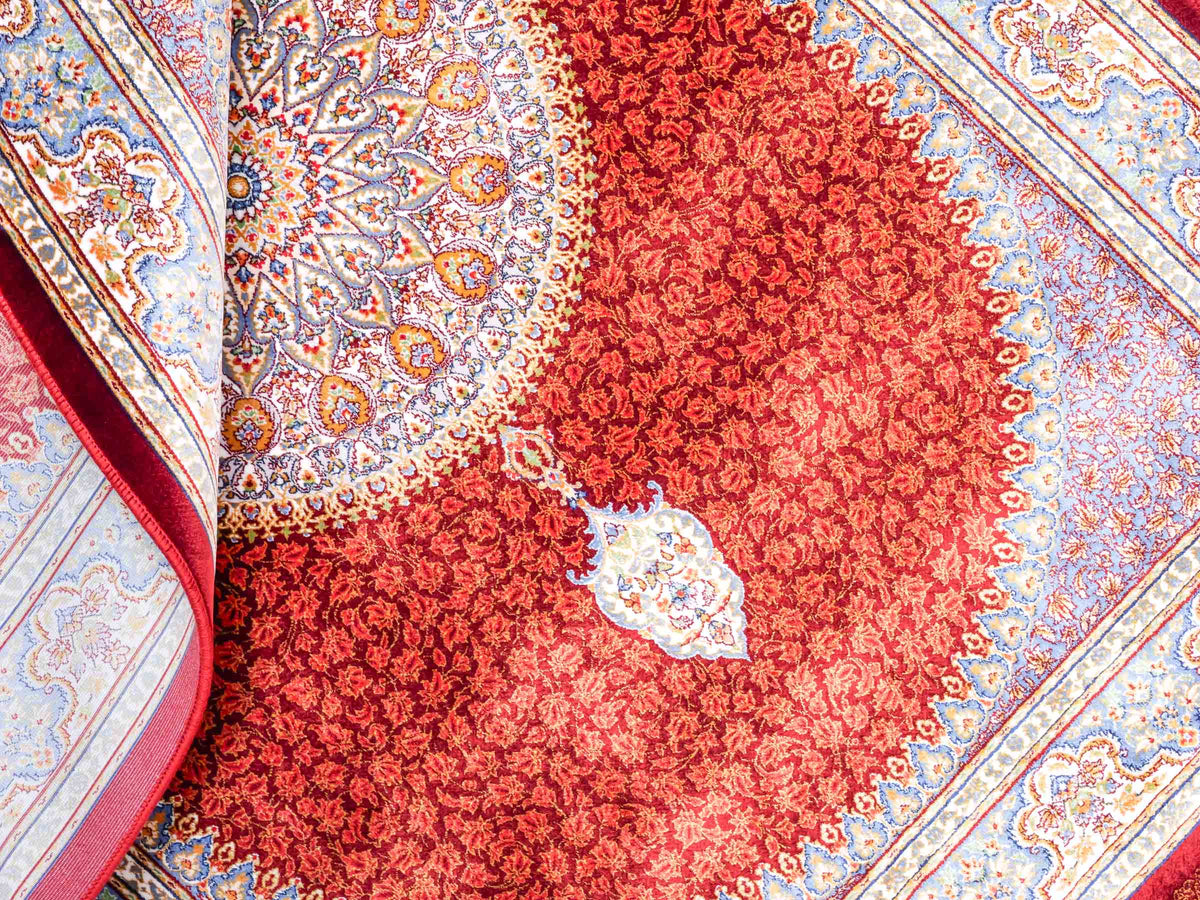 Ghom Maschinenteppich "Fereydun" 120 x 80 cm aus pflanzlicher Seide (Viskose) mit Medaillon, Rot-Orange. Teppichnummer: V28RD096M. Persian Luxury Collection by Khademi. Made in Iran / Persia – Vertrieb durch JUPITER Intl.