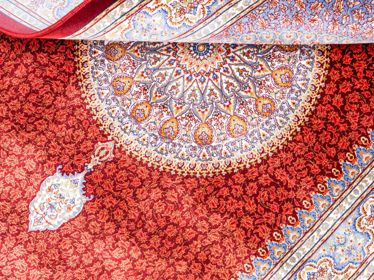 Ghom Maschinenteppich "Fereydun" 120 x 80 cm aus pflanzlicher Seide (Viskose) mit Medaillon, Rot-Orange. Teppichnummer: V28RD096M. Persian Luxury Collection by Khademi. Made in Iran / Persia – Vertrieb durch JUPITER Intl.