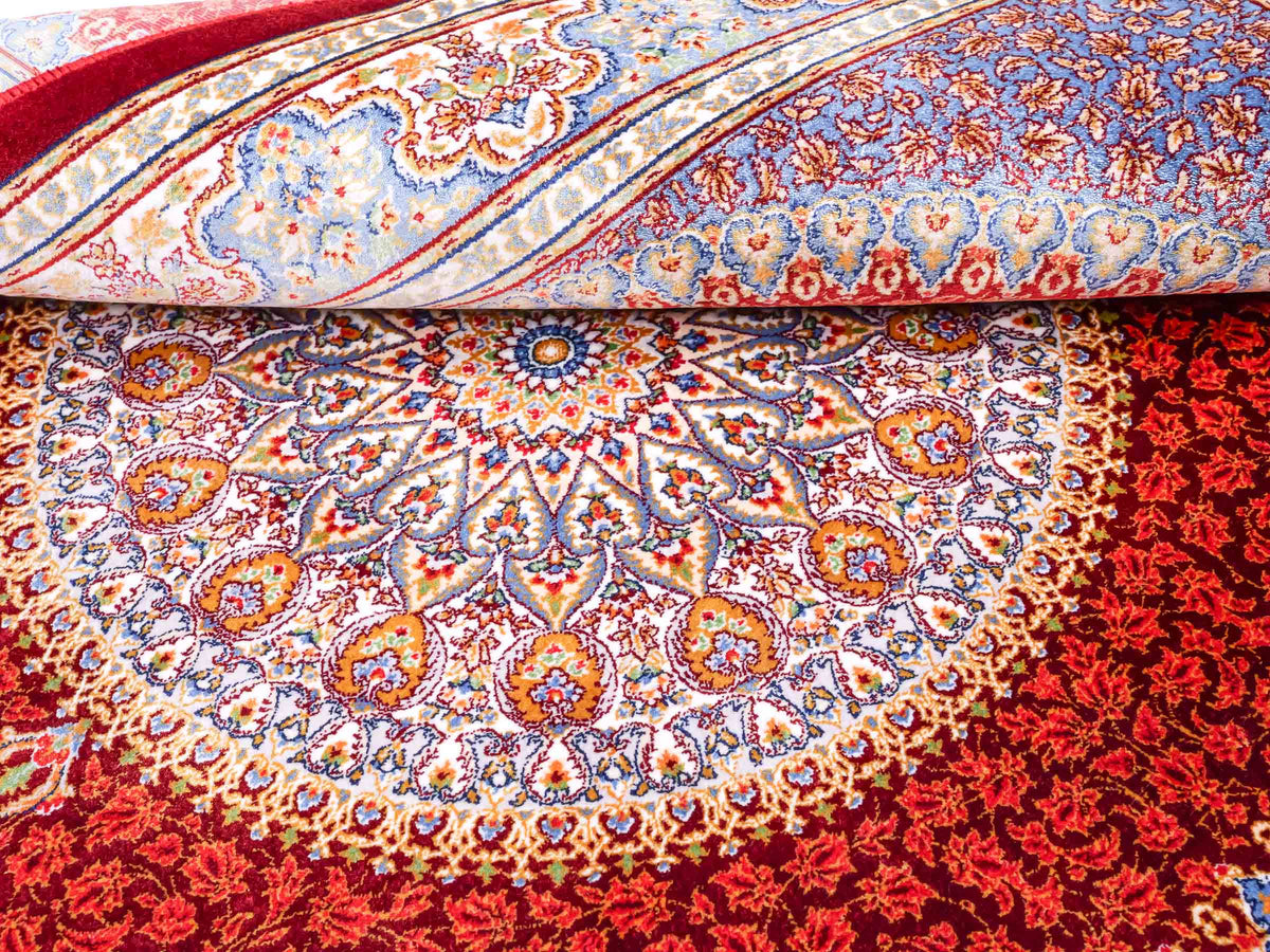 Ghom Maschinenteppich "Fereydun" 120 x 80 cm aus pflanzlicher Seide (Viskose) mit Medaillon, Rot-Orange. Teppichnummer: V28RD096M. Persian Luxury Collection by Khademi. Made in Iran / Persia – Vertrieb durch JUPITER Intl.
