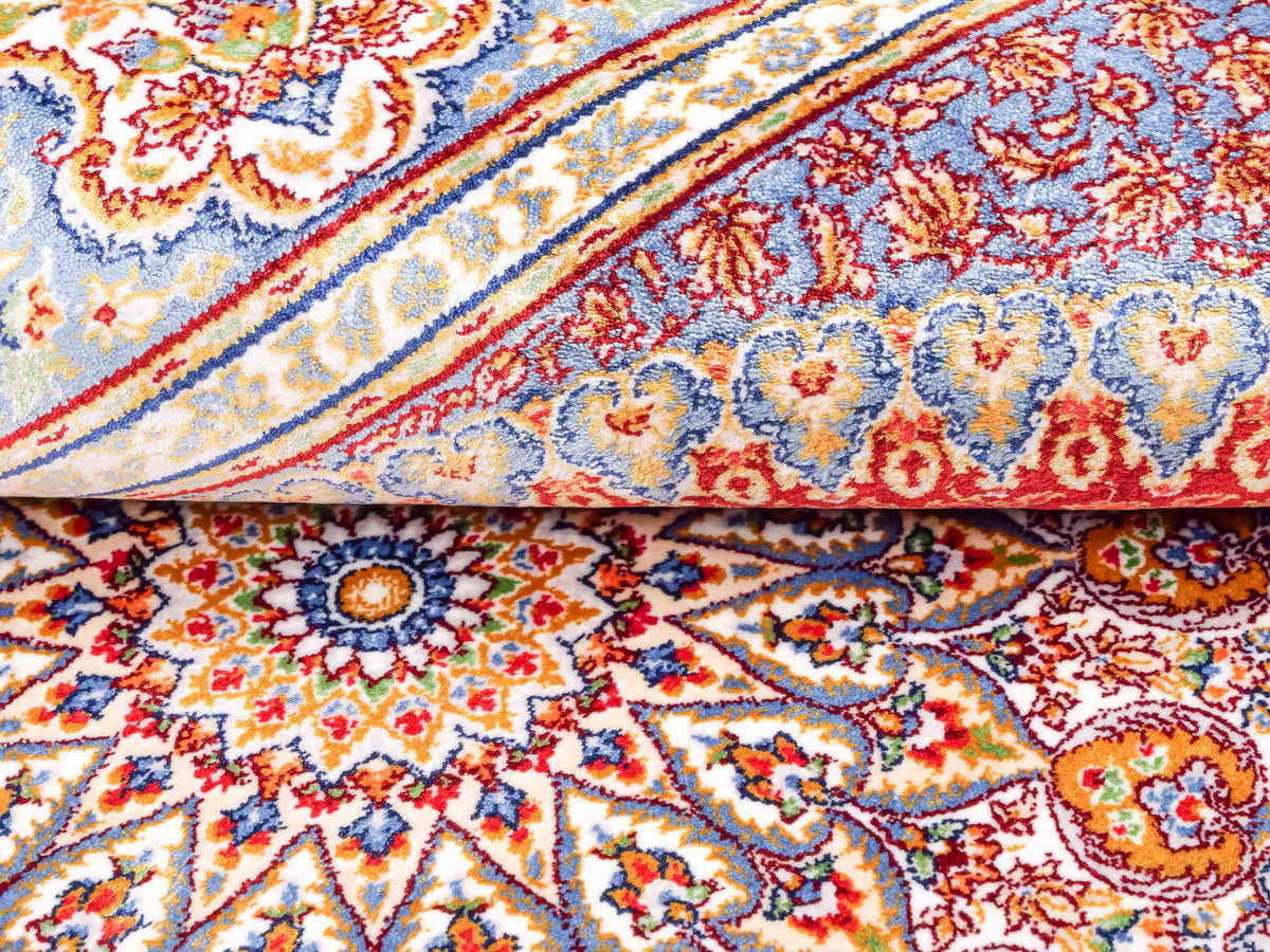 Ghom Maschinenteppich "Fereydun" 120 x 80 cm aus pflanzlicher Seide (Viskose) mit Medaillon, Rot-Orange. Teppichnummer: V28RD096M. Persian Luxury Collection by Khademi. Made in Iran / Persia – Vertrieb durch JUPITER Intl.