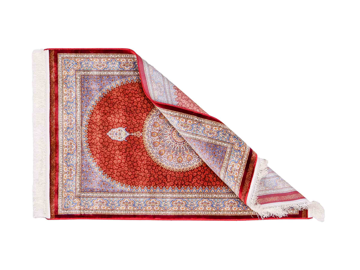 Ghom Maschinenteppich "Fereydun" 120 x 80 cm aus pflanzlicher Seide (Viskose) mit Medaillon, Rot-Orange. Teppichnummer: V28RD096M. Persian Luxury Collection by Khademi. Made in Iran / Persia – Vertrieb durch JUPITER Intl.