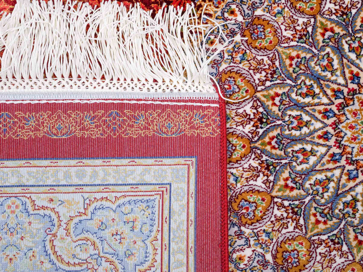 Ghom Maschinenteppich "Fereydun" 120 x 80 cm aus pflanzlicher Seide (Viskose) mit Medaillon, Rot-Orange. Teppichnummer: V28RD096M. Persian Luxury Collection by Khademi. Made in Iran / Persia – Vertrieb durch JUPITER Intl.