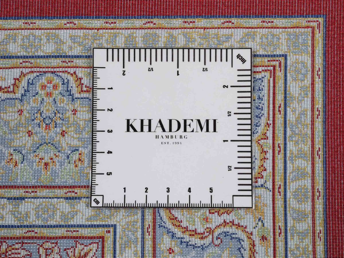 Ghom Maschinenteppich "Fereydun" 120 x 80 cm aus pflanzlicher Seide (Viskose) mit Medaillon, Rot-Orange. Teppichnummer: V28RD096M. Persian Luxury Collection by Khademi. Made in Iran / Persia – Vertrieb durch JUPITER Intl.