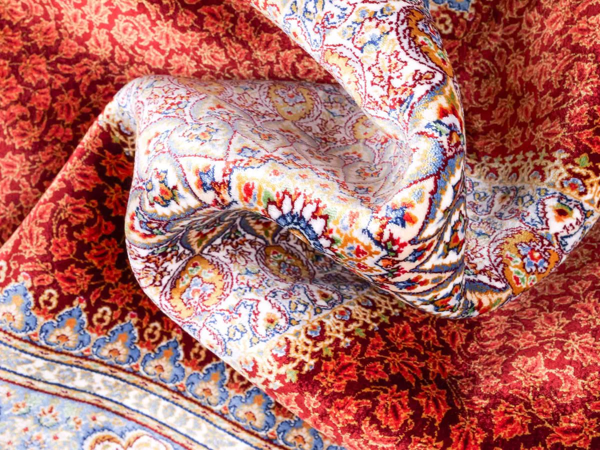 Ghom Maschinenteppich "Fereydun" 120 x 80 cm aus pflanzlicher Seide (Viskose) mit Medaillon, Rot-Orange. Teppichnummer: V28RD096M. Persian Luxury Collection by Khademi. Made in Iran / Persia – Vertrieb durch JUPITER Intl.