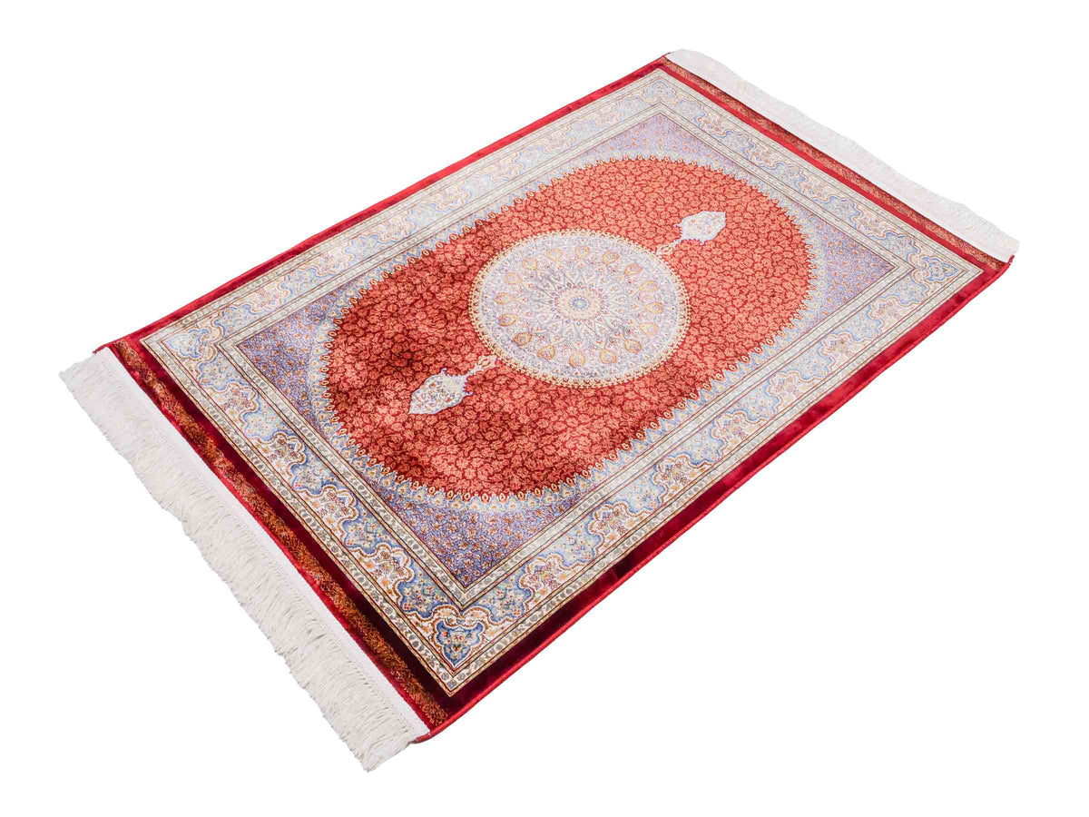 Ghom Maschinenteppich "Fereydun" 120 x 80 cm aus pflanzlicher Seide (Viskose) mit Medaillon, Rot-Orange. Teppichnummer: V28RD096M. Persian Luxury Collection by Khademi. Made in Iran / Persia – Vertrieb durch JUPITER Intl.