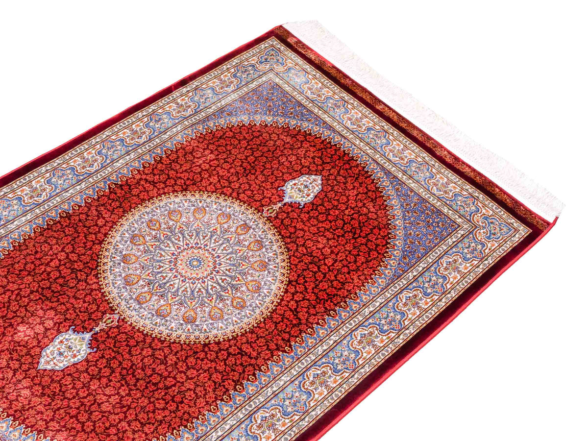 Ghom Maschinenteppich "Fereydun" 120 x 80 cm aus pflanzlicher Seide (Viskose) mit Medaillon, Rot-Orange. Teppichnummer: V28RD096M. Persian Luxury Collection by Khademi. Made in Iran / Persia – Vertrieb durch JUPITER Intl.