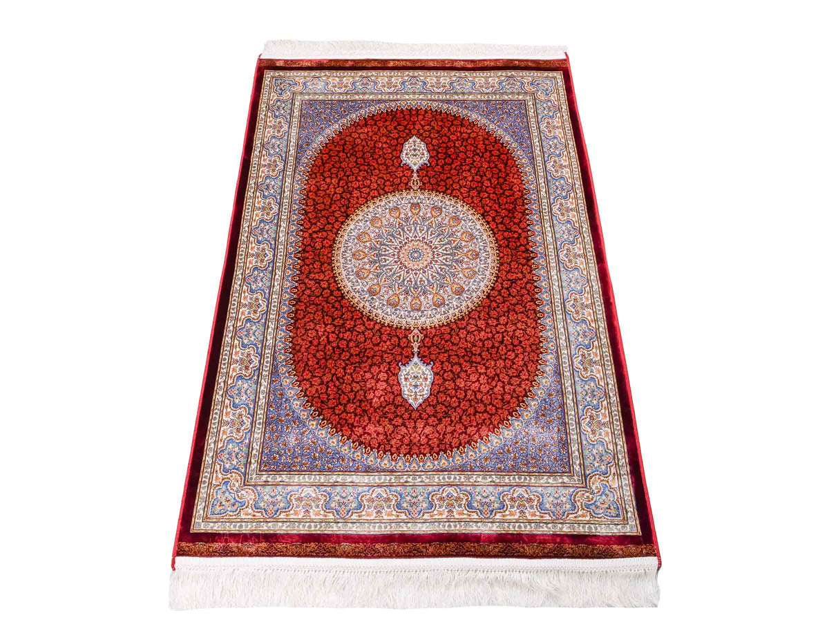 Ghom Maschinenteppich "Fereydun" 120 x 80 cm aus pflanzlicher Seide (Viskose) mit Medaillon, Rot-Orange. Teppichnummer: V28RD096M. Persian Luxury Collection by Khademi. Made in Iran / Persia – Vertrieb durch JUPITER Intl.
