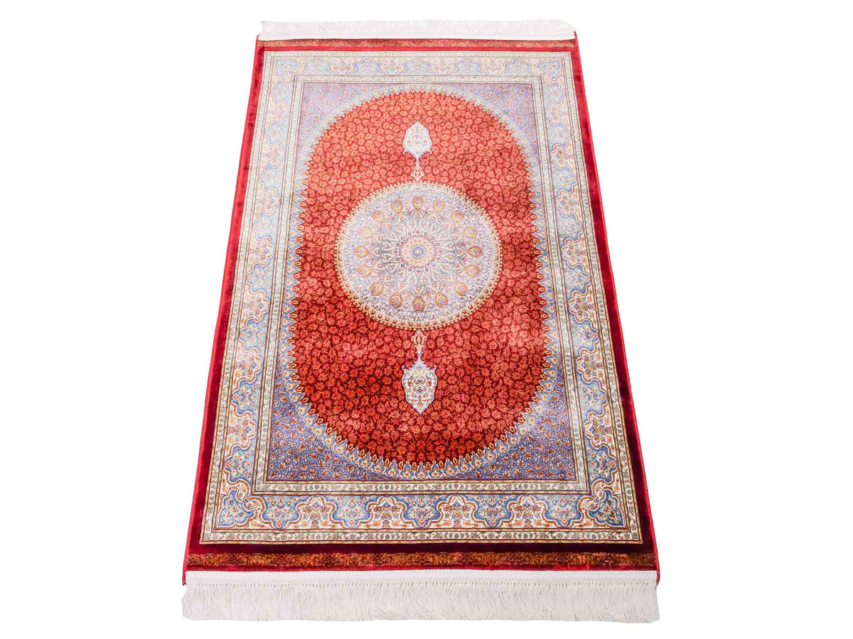 Ghom Maschinenteppich "Fereydun" 120 x 80 cm aus pflanzlicher Seide (Viskose) mit Medaillon, Rot-Orange. Teppichnummer: V28RD096M. Persian Luxury Collection by Khademi. Made in Iran / Persia – Vertrieb durch JUPITER Intl.