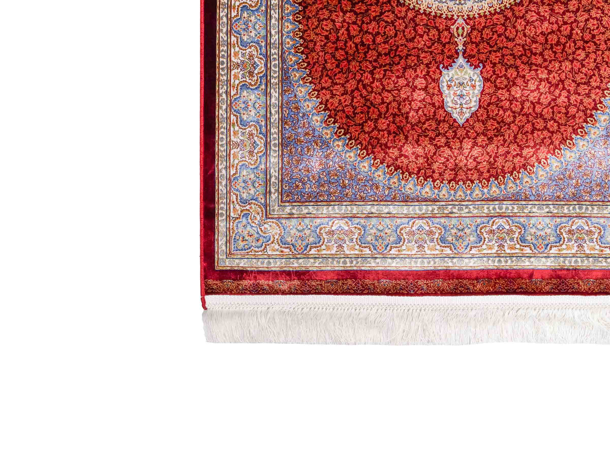 Ghom Maschinenteppich "Fereydun" 120 x 80 cm aus pflanzlicher Seide (Viskose) mit Medaillon, Rot-Orange. Teppichnummer: V28RD096M. Persian Luxury Collection by Khademi. Made in Iran / Persia – Vertrieb durch JUPITER Intl.