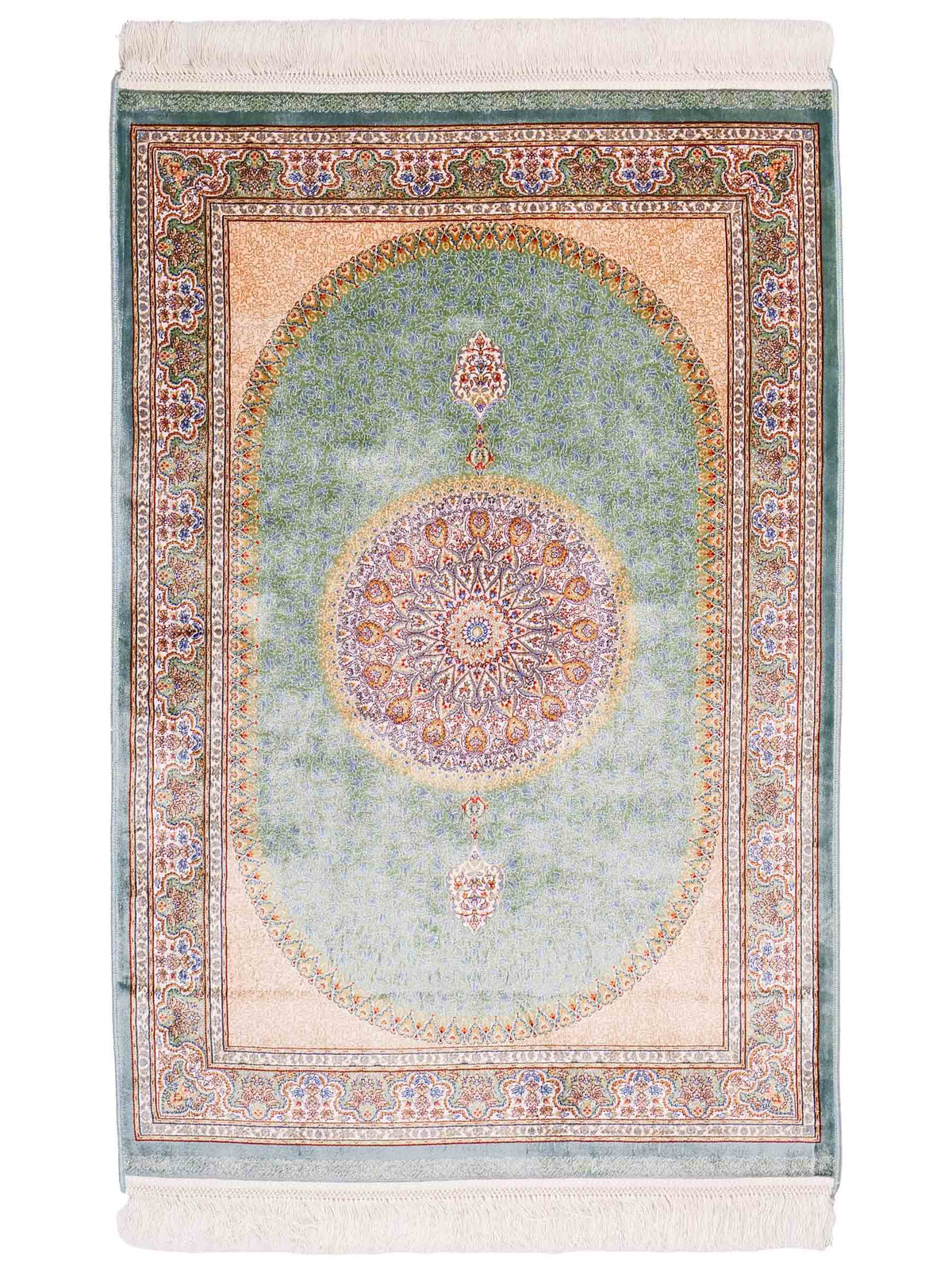 Ghom Maschinenteppich "Fereydun" 120 x 80 cm aus pflanzlicher Seide (Viskose) mit Medaillon, Türkis. Teppichnummer: V28TL096M. Persian Luxury Collection by Khademi. Made in Iran / Persia – Vertrieb durch JUPITER Intl.