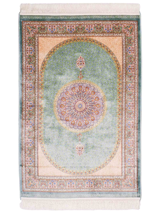 Ghom Maschinenteppich "Fereydun" 120 x 80 cm aus pflanzlicher Seide (Viskose) mit Medaillon, Türkis. Teppichnummer: V28TL096M. Persian Luxury Collection by Khademi. Made in Iran / Persia – Vertrieb durch JUPITER Intl.