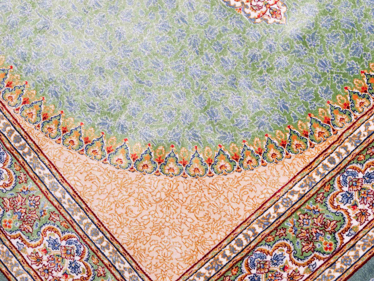 Ghom Maschinenteppich "Fereydun" 120 x 80 cm aus pflanzlicher Seide (Viskose) mit Medaillon, Türkis. Teppichnummer: V28TL096M. Persian Luxury Collection by Khademi. Made in Iran / Persia – Vertrieb durch JUPITER Intl.