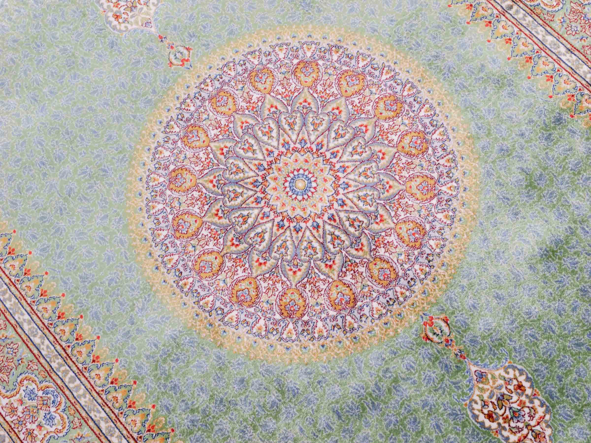 Ghom Maschinenteppich "Fereydun" 120 x 80 cm aus pflanzlicher Seide (Viskose) mit Medaillon, Türkis. Teppichnummer: V28TL096M. Persian Luxury Collection by Khademi. Made in Iran / Persia – Vertrieb durch JUPITER Intl.