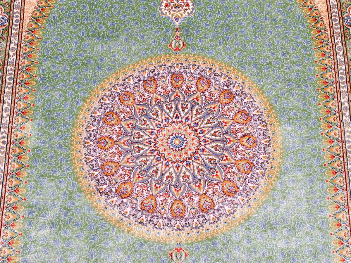 Ghom Maschinenteppich "Fereydun" 120 x 80 cm aus pflanzlicher Seide (Viskose) mit Medaillon, Türkis. Teppichnummer: V28TL096M. Persian Luxury Collection by Khademi. Made in Iran / Persia – Vertrieb durch JUPITER Intl.