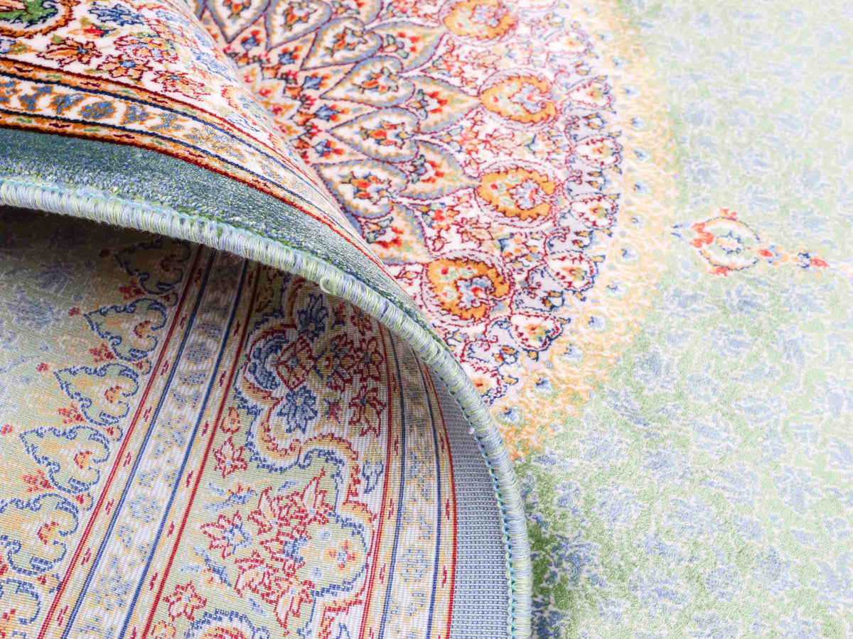 Ghom Maschinenteppich "Fereydun" 120 x 80 cm aus pflanzlicher Seide (Viskose) mit Medaillon, Türkis. Teppichnummer: V28TL096M. Persian Luxury Collection by Khademi. Made in Iran / Persia – Vertrieb durch JUPITER Intl.