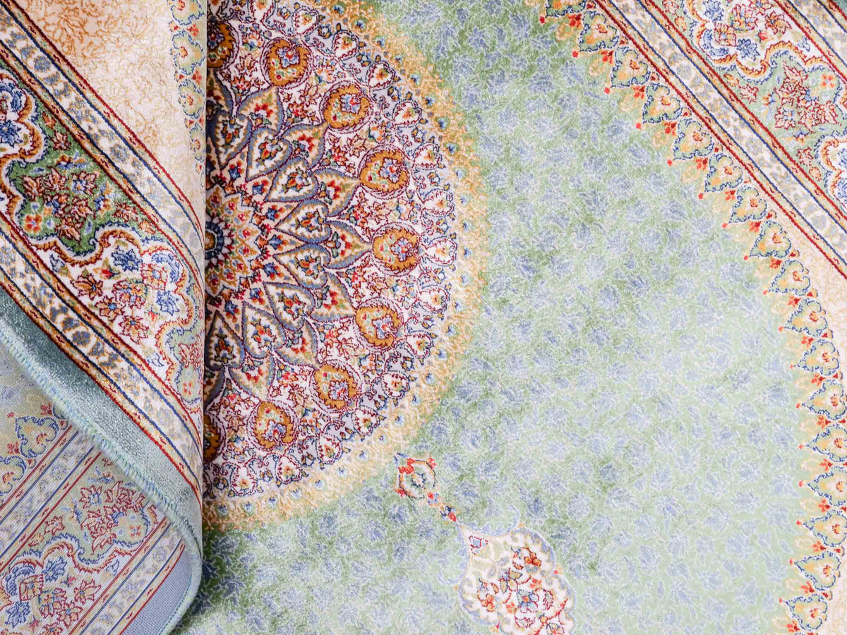 Ghom Maschinenteppich "Fereydun" 120 x 80 cm aus pflanzlicher Seide (Viskose) mit Medaillon, Türkis. Teppichnummer: V28TL096M. Persian Luxury Collection by Khademi. Made in Iran / Persia – Vertrieb durch JUPITER Intl.