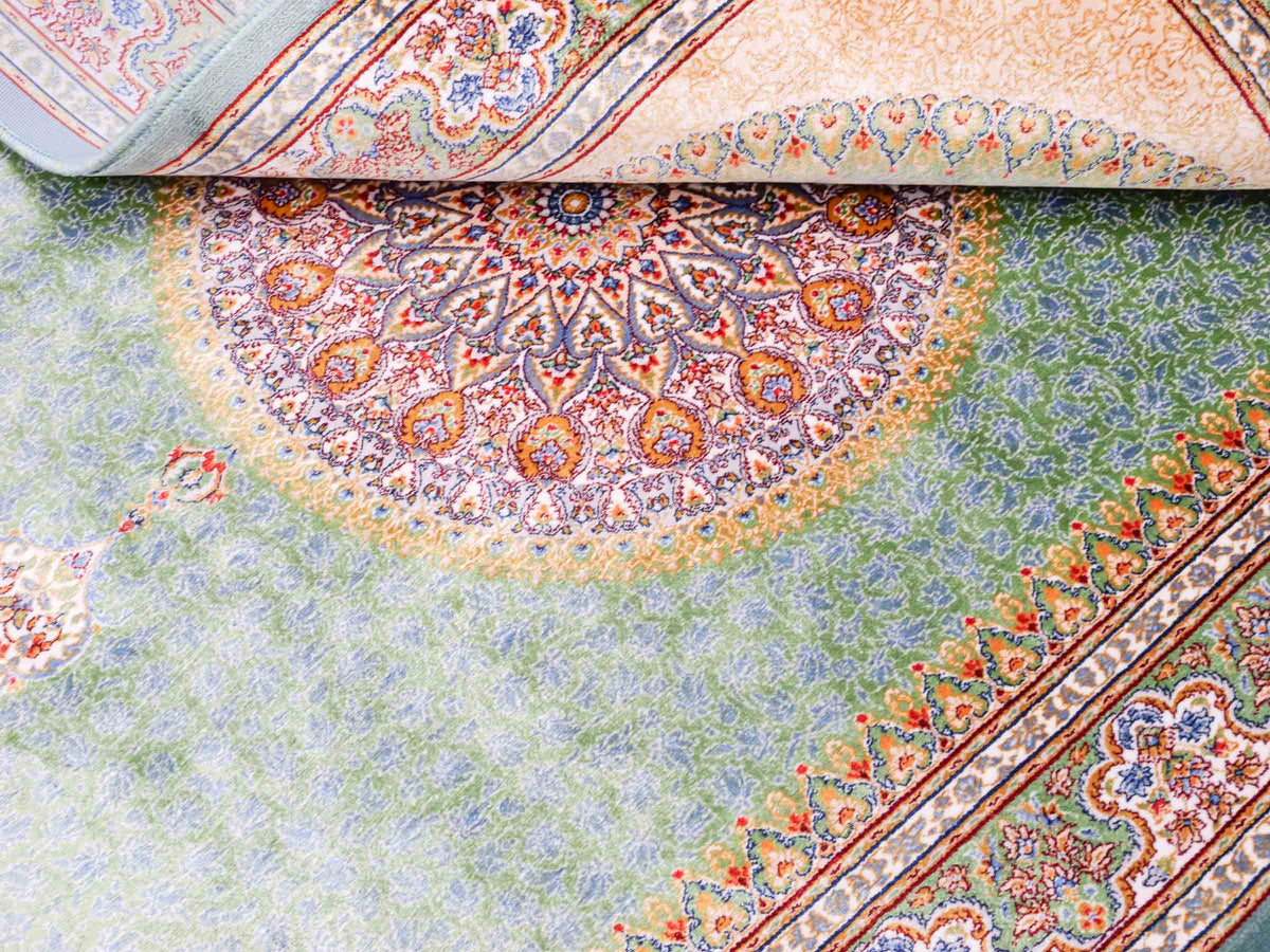 Ghom Maschinenteppich "Fereydun" 120 x 80 cm aus pflanzlicher Seide (Viskose) mit Medaillon, Türkis. Teppichnummer: V28TL096M. Persian Luxury Collection by Khademi. Made in Iran / Persia – Vertrieb durch JUPITER Intl.