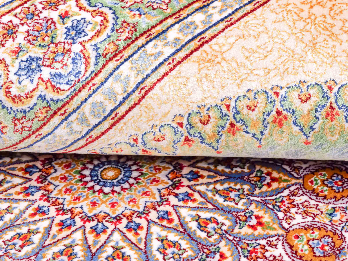 Ghom Maschinenteppich "Fereydun" 120 x 80 cm aus pflanzlicher Seide (Viskose) mit Medaillon, Türkis. Teppichnummer: V28TL096M. Persian Luxury Collection by Khademi. Made in Iran / Persia – Vertrieb durch JUPITER Intl.