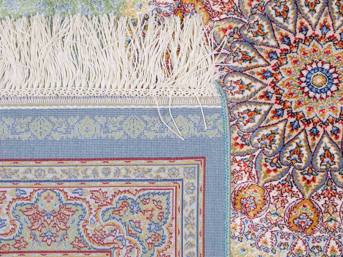 Ghom Maschinenteppich "Fereydun" 120 x 80 cm aus pflanzlicher Seide (Viskose) mit Medaillon, Türkis. Teppichnummer: V28TL096M. Persian Luxury Collection by Khademi. Made in Iran / Persia – Vertrieb durch JUPITER Intl.