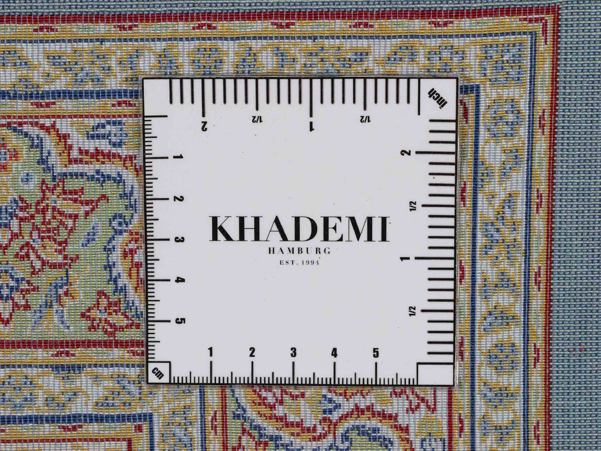 Ghom Maschinenteppich "Fereydun" 120 x 80 cm aus pflanzlicher Seide (Viskose) mit Medaillon, Türkis. Teppichnummer: V28TL096M. Persian Luxury Collection by Khademi. Made in Iran / Persia – Vertrieb durch JUPITER Intl.