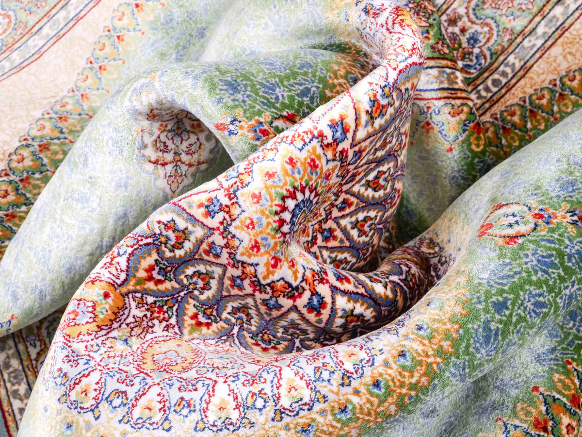 Ghom Maschinenteppich "Fereydun" 120 x 80 cm aus pflanzlicher Seide (Viskose) mit Medaillon, Türkis. Teppichnummer: V28TL096M. Persian Luxury Collection by Khademi. Made in Iran / Persia – Vertrieb durch JUPITER Intl.
