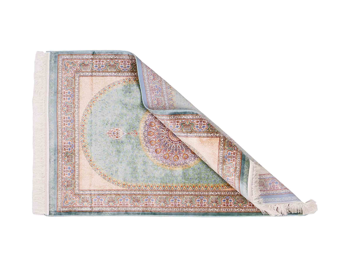 Ghom Maschinenteppich "Fereydun" 120 x 80 cm aus pflanzlicher Seide (Viskose) mit Medaillon, Türkis. Teppichnummer: V28TL096M. Persian Luxury Collection by Khademi. Made in Iran / Persia – Vertrieb durch JUPITER Intl.