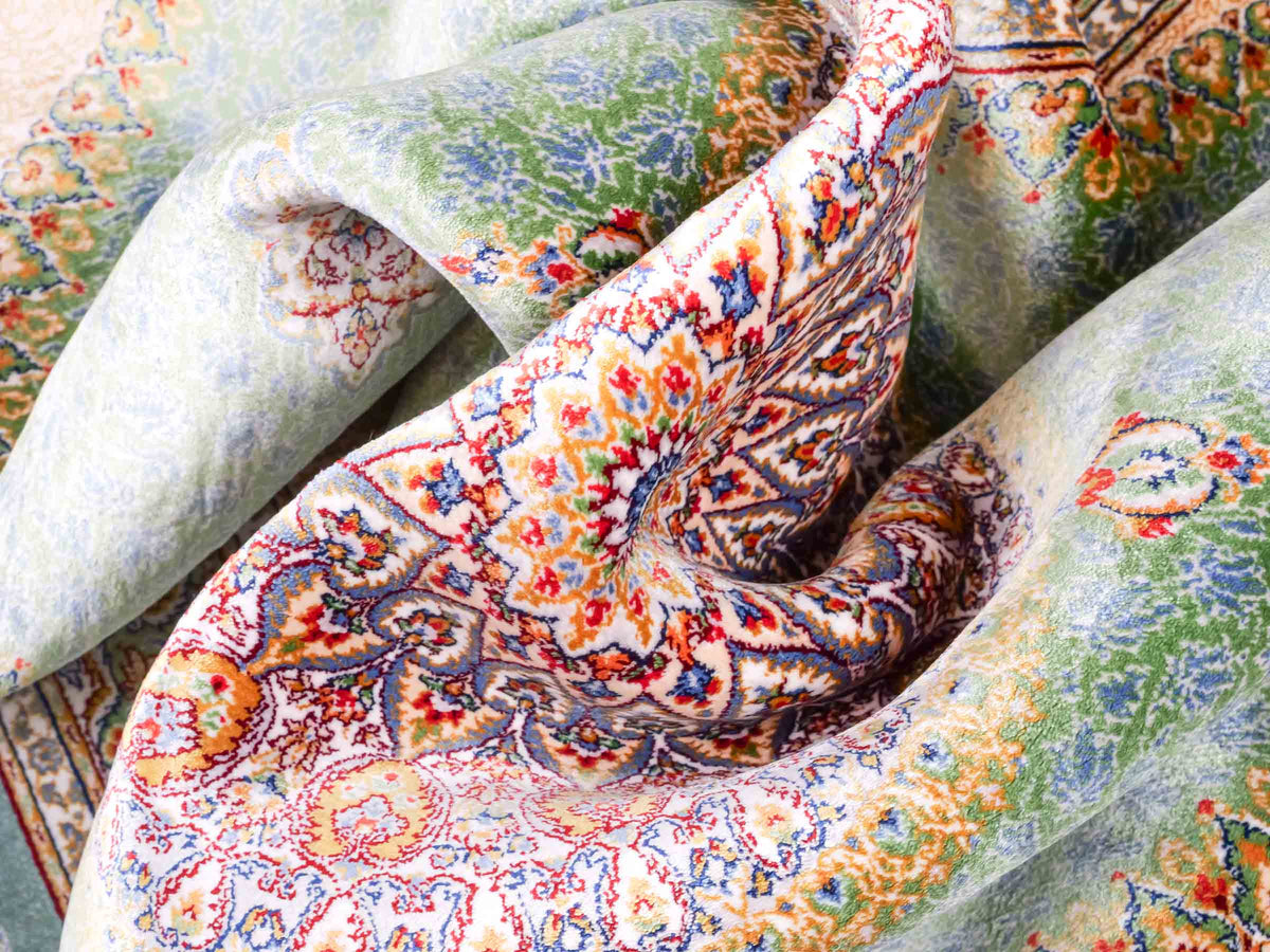 Ghom Maschinenteppich "Fereydun" 120 x 80 cm aus pflanzlicher Seide (Viskose) mit Medaillon, Türkis. Teppichnummer: V28TL096M. Persian Luxury Collection by Khademi. Made in Iran / Persia – Vertrieb durch JUPITER Intl.