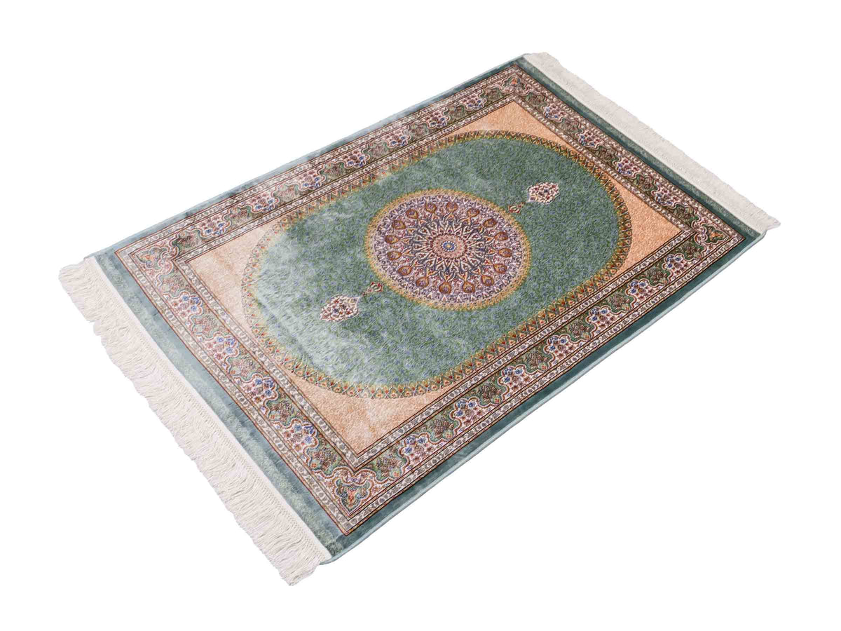Ghom Maschinenteppich "Fereydun" 120 x 80 cm aus pflanzlicher Seide (Viskose) mit Medaillon, Türkis. Teppichnummer: V28TL096M. Persian Luxury Collection by Khademi. Made in Iran / Persia – Vertrieb durch JUPITER Intl.