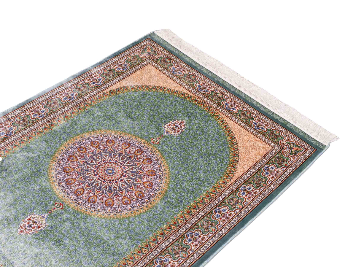 Ghom Maschinenteppich "Fereydun" 120 x 80 cm aus pflanzlicher Seide (Viskose) mit Medaillon, Türkis. Teppichnummer: V28TL096M. Persian Luxury Collection by Khademi. Made in Iran / Persia – Vertrieb durch JUPITER Intl.